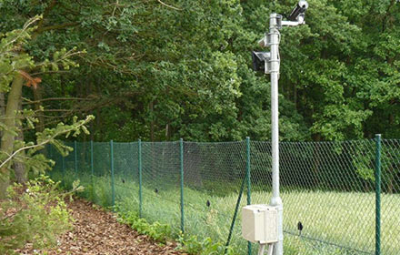Detektoren an der Umzäunung und Überwachungskamera